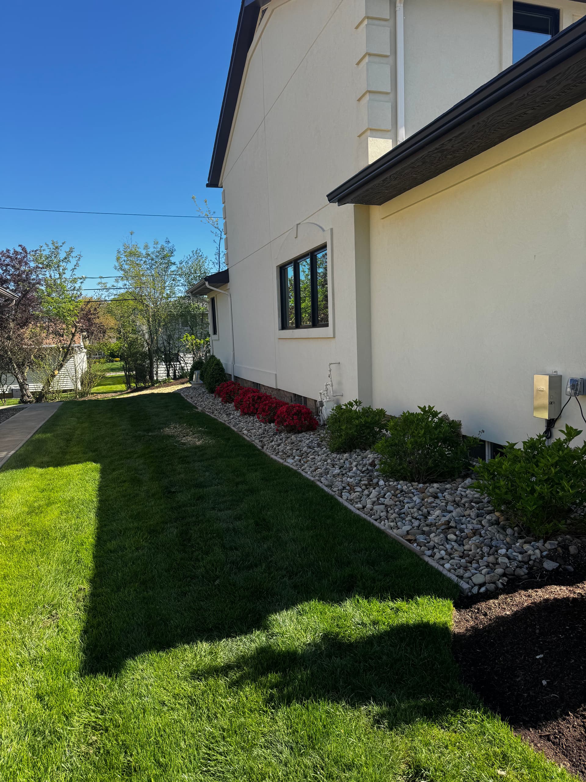 Sharp Landscape Edging Finishes a Front Yard the Right Way