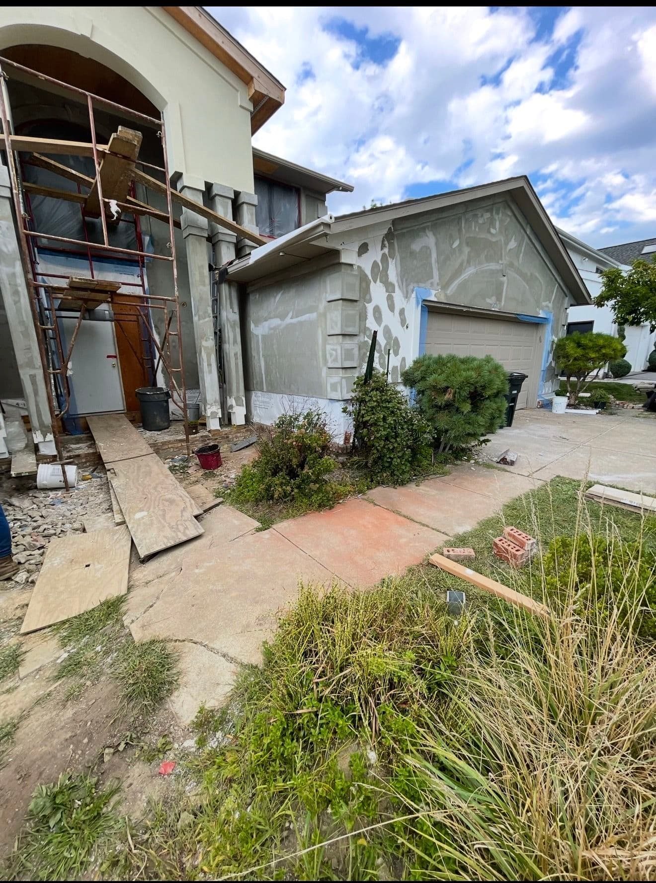 Sharp Landscape Edging Finishes a Front Yard the Right Way
