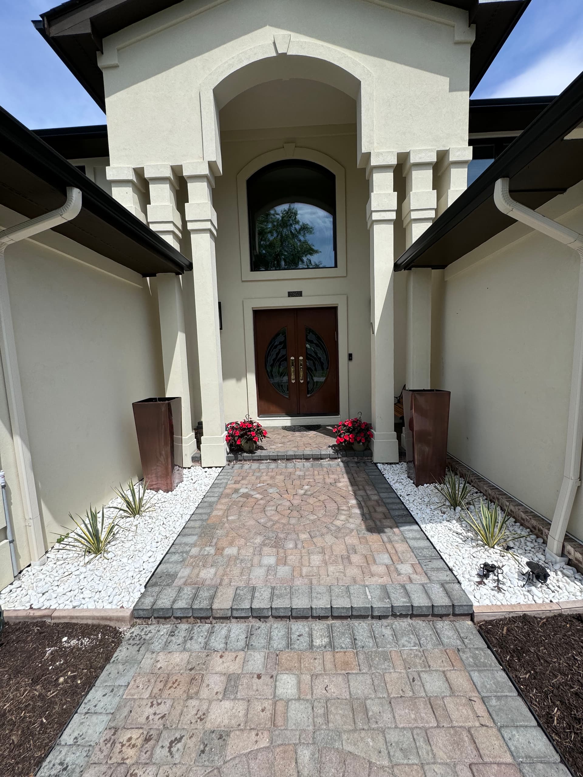 Sharp Landscape Edging Finishes a Front Yard the Right Way